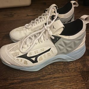Mizuno Womans Wave Momentum Volleyball Shoe